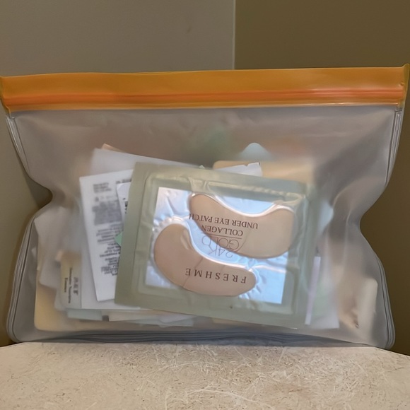 Lot of beauty samples (118 count) - Picture 3 of 4